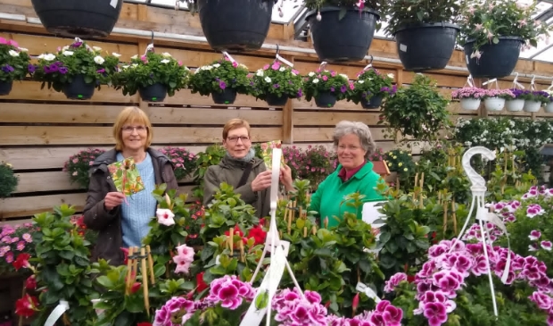<p>De dames Opmeer (links) en Ten Haaf kregen de waardebond uit handen van Elsa Heinen. De drie andere prijswinnaars kwamen op een ander moment hun prijs ophalen.</p>