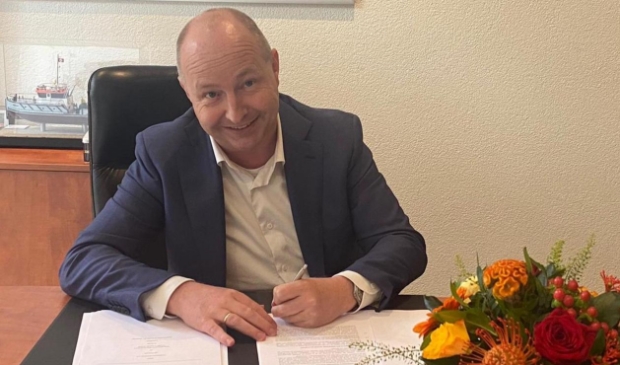 Kees van de Graaf van Baggerbedrijf De Boer ondertekent de aankoop.