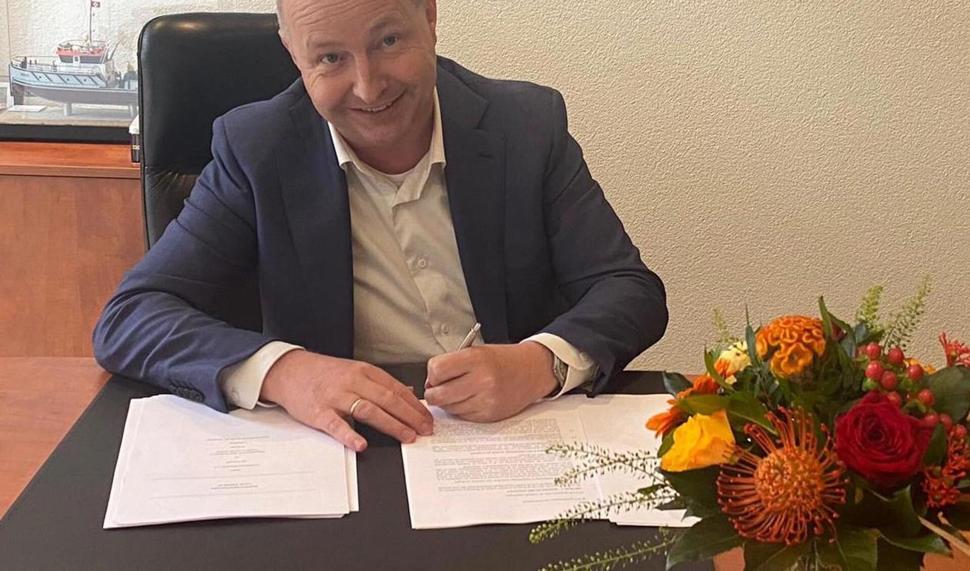 Kees van de Graaf van Baggerbedrijf De Boer ondertekent de aankoop.