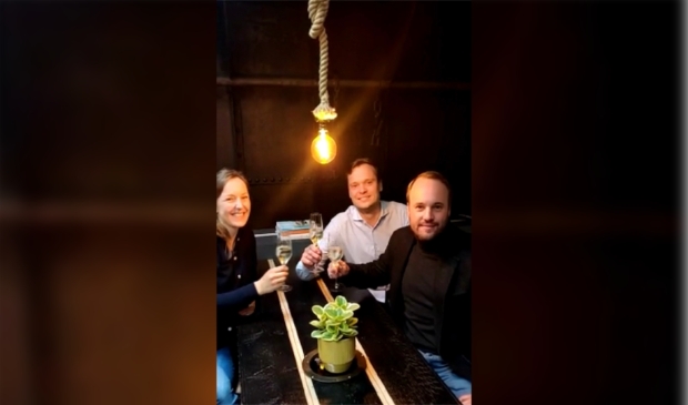 <p>Bernhard, Elène en Marius proosten op de opening van de nieuwe online kunstgalerie op de Vita Nova in de Eem</p>