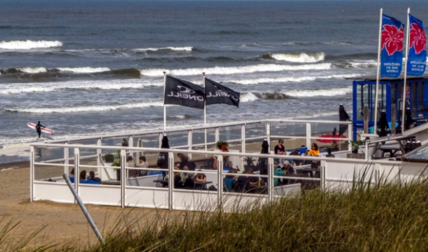<p>Het maximum aantal personen op de buitenterrassen wordt tijdens de betere voorjaarsdagen al snel bereikt op het Zandvoortse strand. </p>