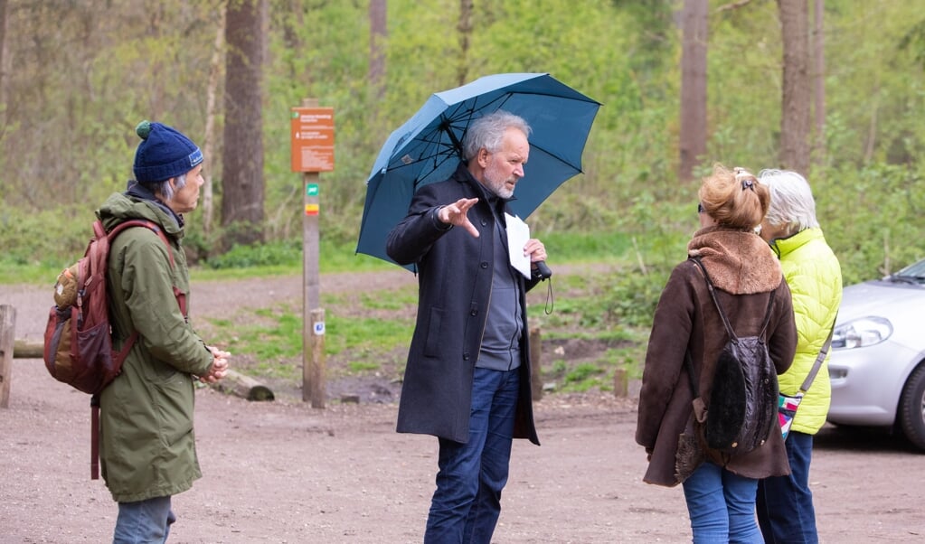 Raadslid Kees Koudstaal informeert maandelijks wandelaars over de paleisplannen.