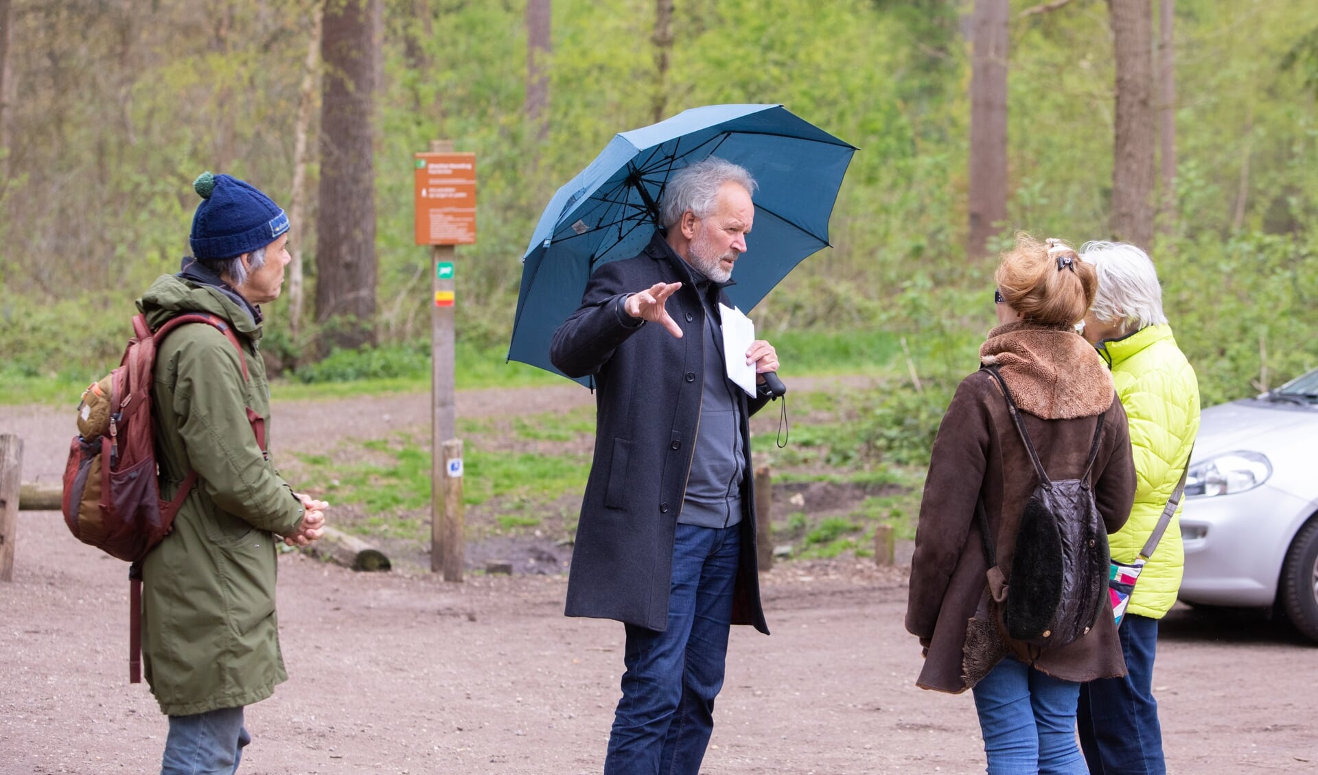 Raadslid Kees Koudstaal informeert maandelijks wandelaars over de paleisplannen.