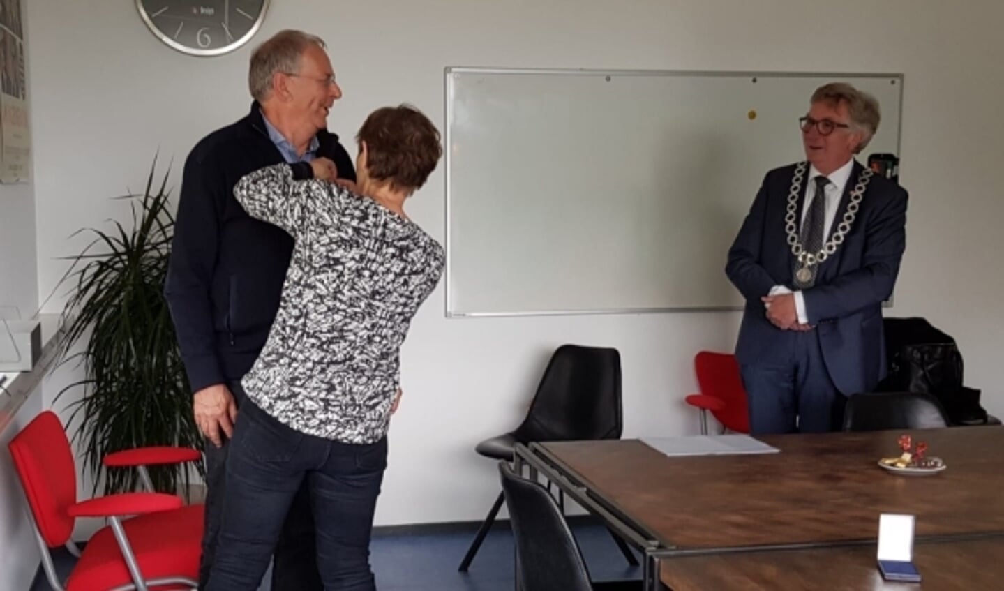 Peter Daems ontving het Wagenings erezilver uit handen van burgemeester Geert Van Rumund.