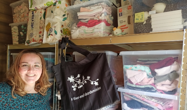 <p>Rhodé Mulders bij haar schuur die dient als opslag.</p>