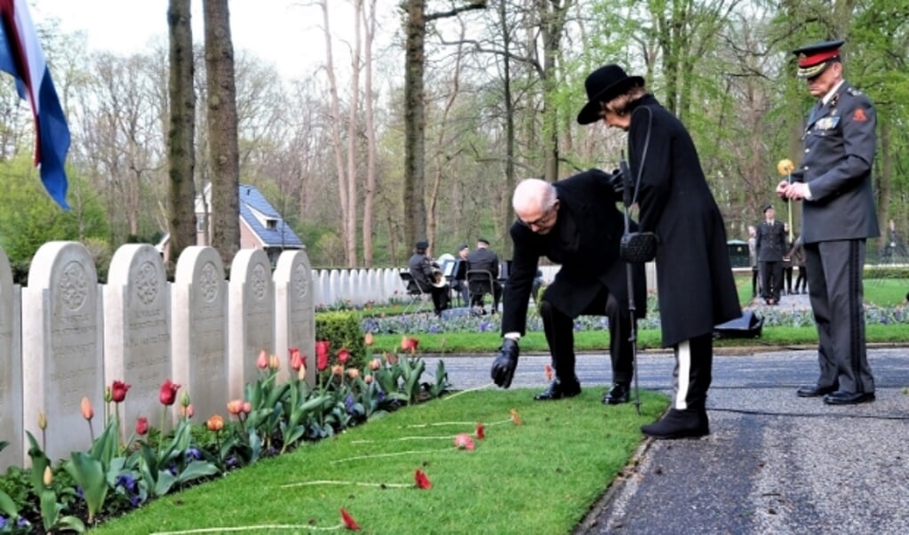 Herdenking op de Grebbeberg in 2021. Prinses Margriet en haar man Pieter van Vollenhoven leggen een bloem bij één van de graven.