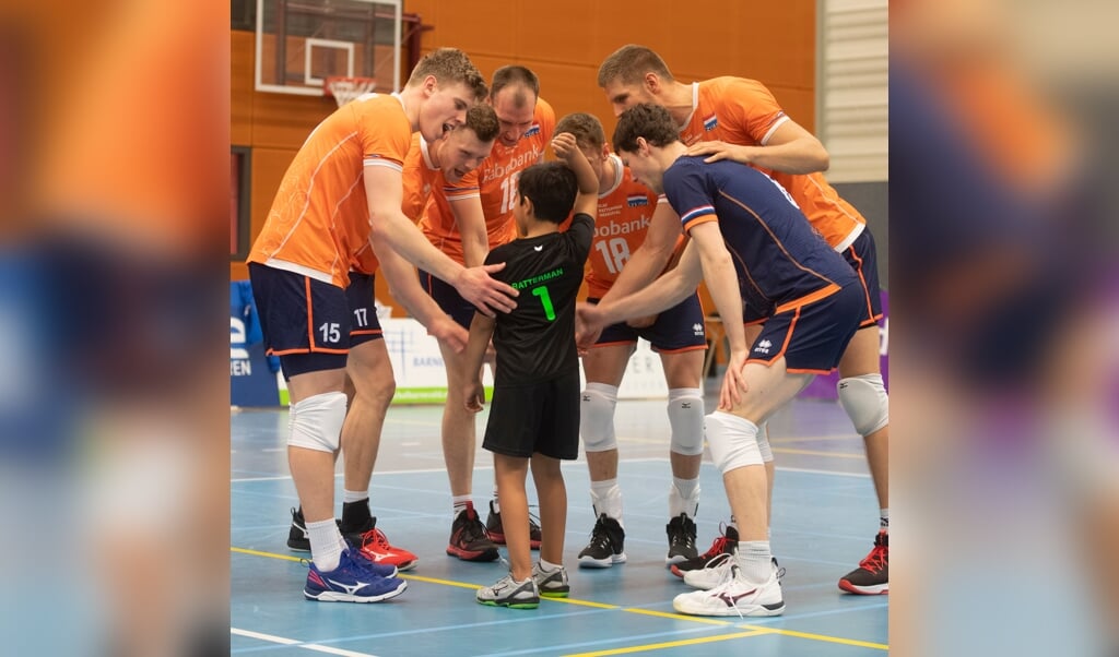 Luca, de zesjarige zoon van Olaf Ratterman opende gisteravond de wedstrijd en kreeg complimenten van de Oranje-internationals.
