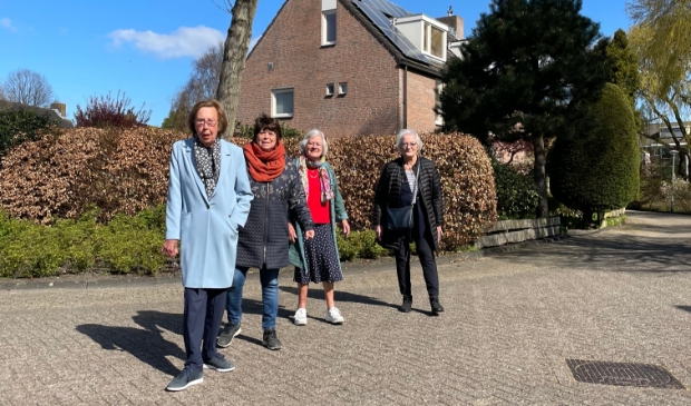 <p>In Aerdenhout staan Ria Wegla, vrijwilliger Annelies Abbas, Nel Jaspers en Leonora Basenau klaar om een ’cirkeltje’ te wandelen. </p>