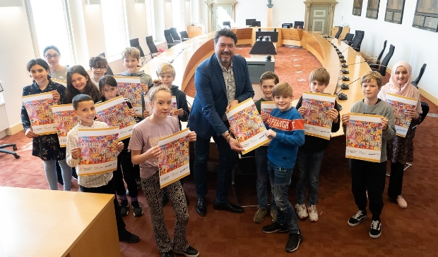 <p>De kinderraad biedt hun anti-discriminatieposter aan wethouder Jur Botter aan.</p>