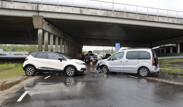 Twee auto's botste vanochtend tegen elkaar op de Maanderdijk voor de viaduct van de A12.