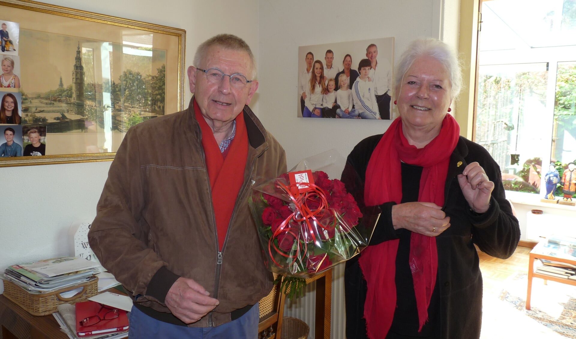 Marianne Hendriksen-Ansing (oud-burgemeester Hoevelaken) ontvangt gouden PvdA-jubilarisspeld uit handen van Ton Willems (bestuurslid PvdA NW-Veluwe).