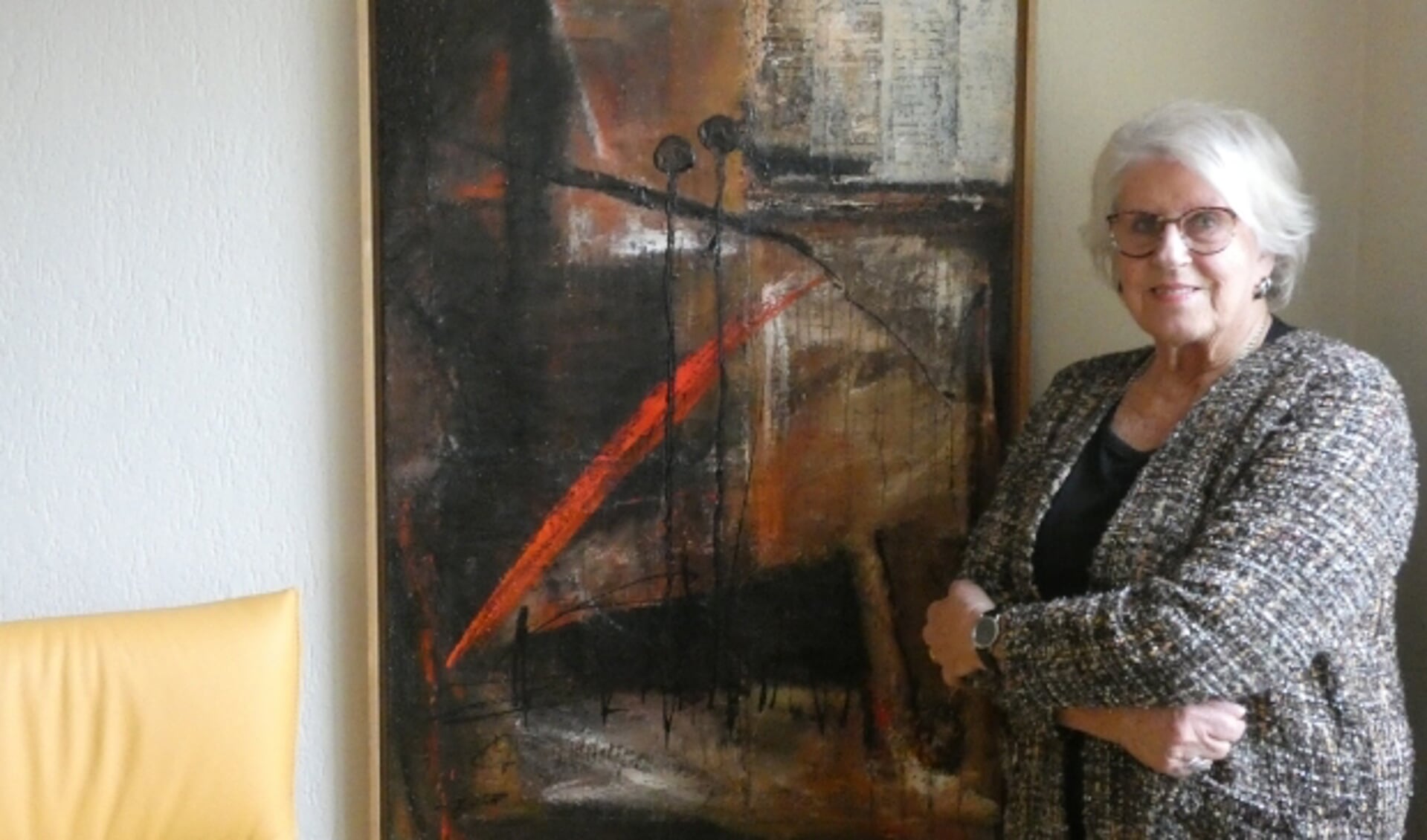 Rina van Kilsdonk met een van haar werken (Foto: Adriënne Nijssen)