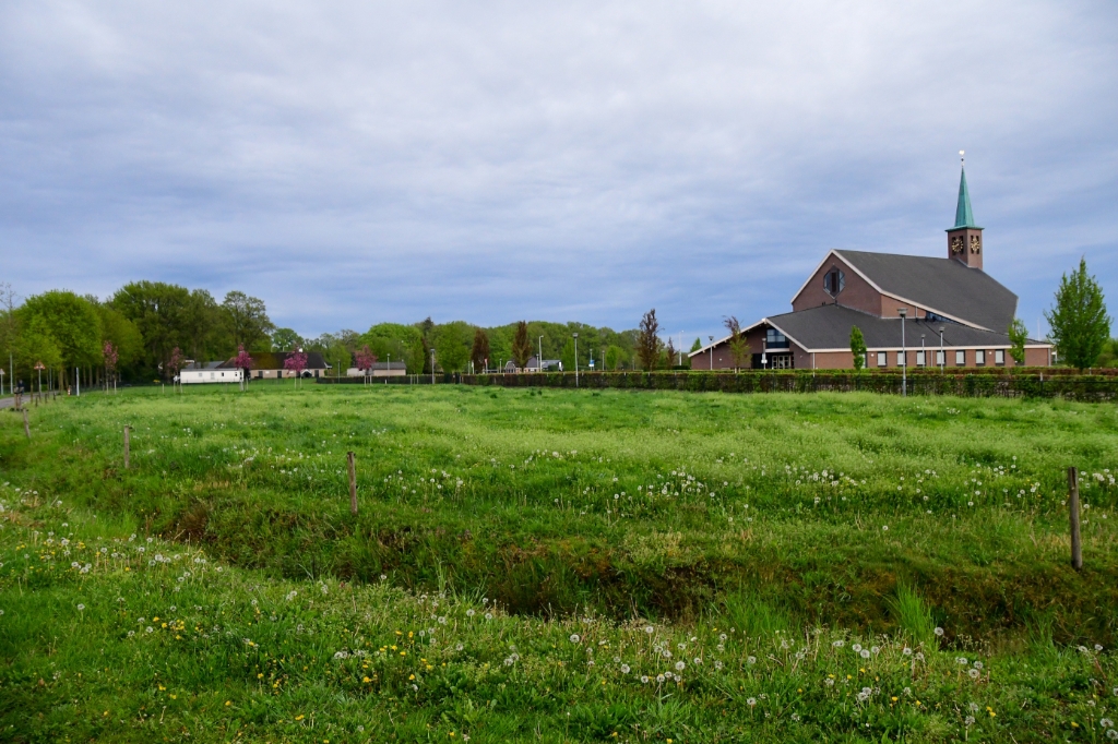 <p>Het beoogde terrein voor de flexwoningen aan de Bijsterenseweg, nabij de Hersteld Hervormde Kerk.</p>