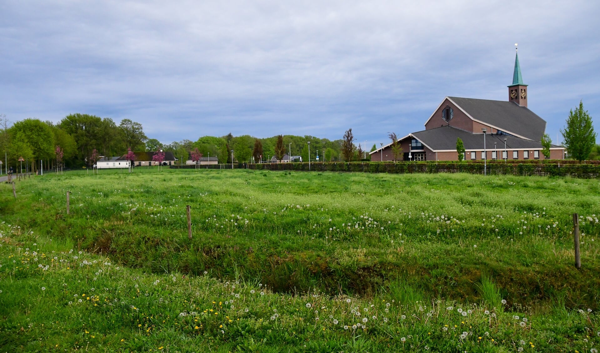 Het beoogde terrein voor de flexwoningen aan de Bijsterenseweg, nabij de Hersteld Hervormde Kerk.