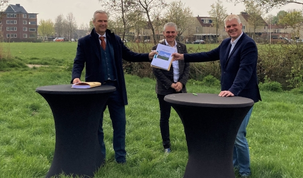 <p>Wethouder Wim Vos, Ard de Jong (Latei) en Jan van Barneveld (Alliantie Ontwikkeling) zetten vanmorgen hun handtekening onder een overeenkomst voor de ontwikkeling van Mastenbroek2 in Achterveld.</p>