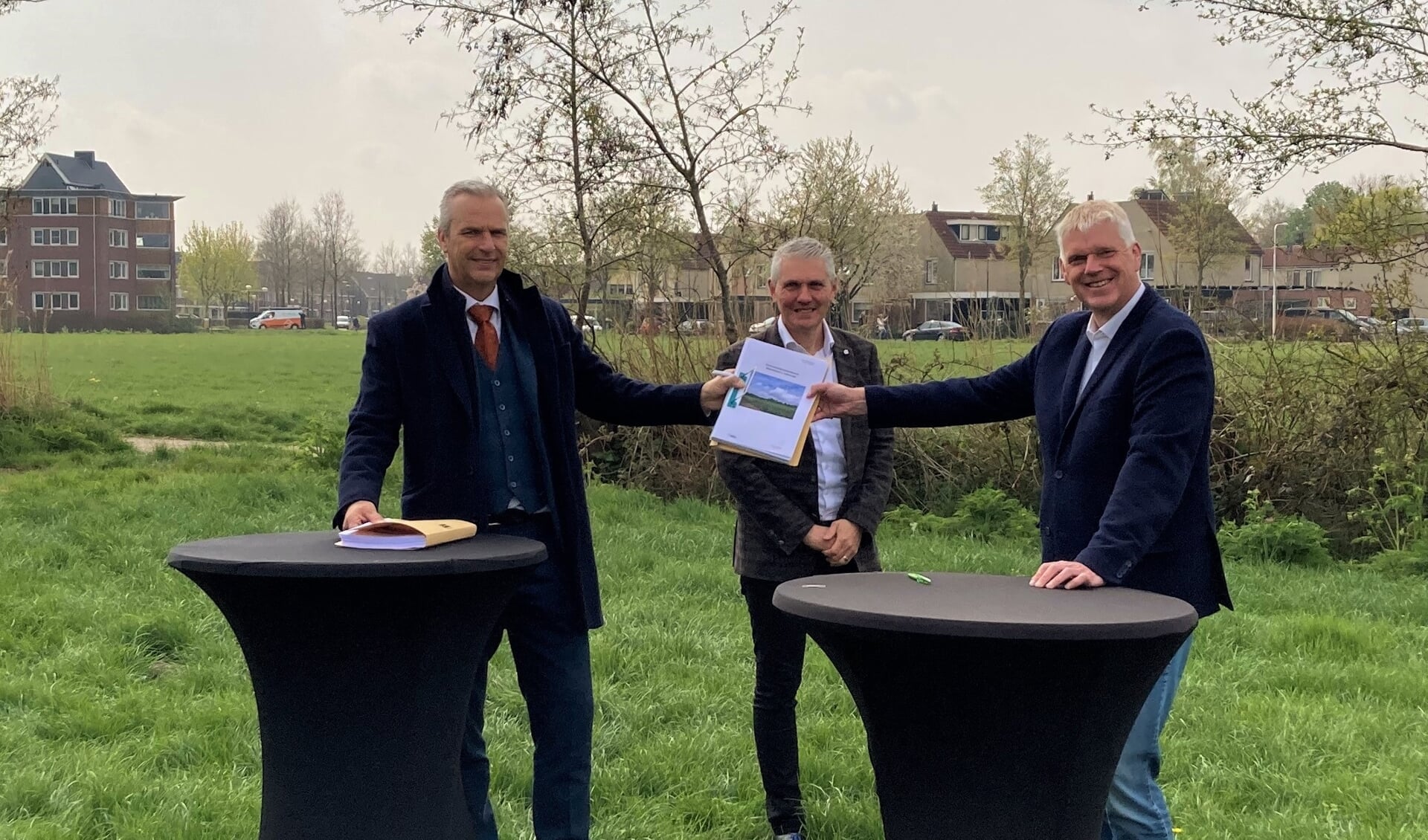 Wethouder Wim Vos, Ard de Jong (Latei) en Jan van Barneveld (Alliantie Ontwikkeling) zetten vanmorgen hun handtekening onder een overeenkomst voor de ontwikkeling van Mastenbroek2 in Achterveld.