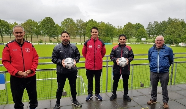 <p>Frans van Ernst, Amir, Shahin en Reza Banzadeh en Gerard Vos (vlnr), de stuwende krachten achter de Banzadeh Voetbalschool.</p>