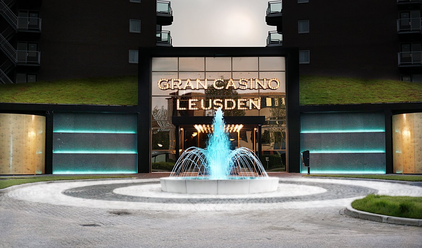 De entree waar eerder de hoofdingang van het hotel was.