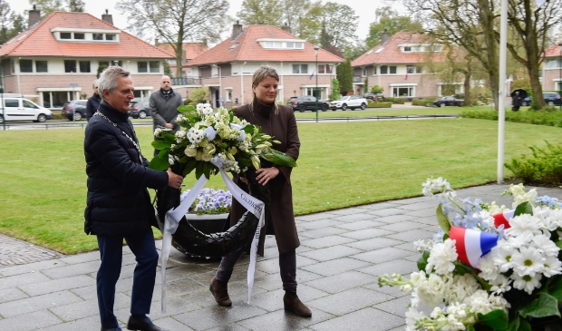 <p>Burgemeester Rob Metz en wethouder Aukje Treep leggen een krans in Soest.</p>