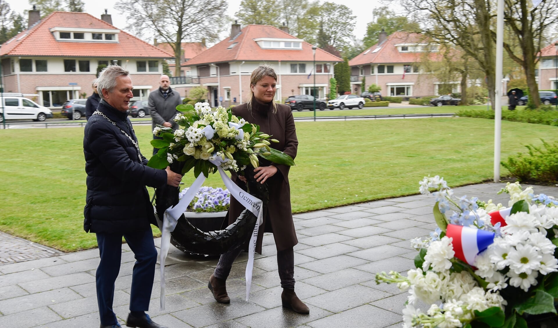 Burgemeester Rob Metz en wethouder Aukje Treep leggen een krans in Soest.