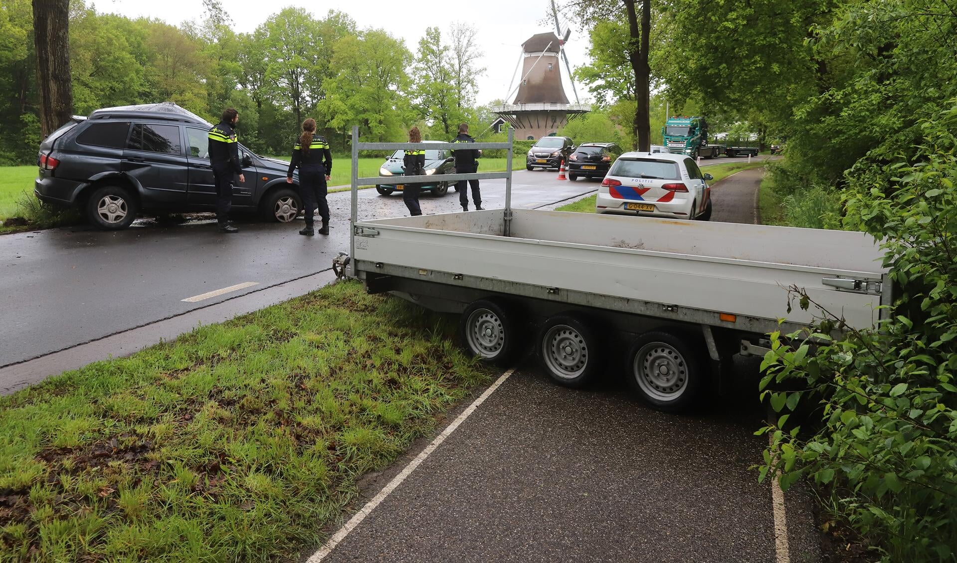 Pidgin transactie Syndicaat Auto met aanhanger botst tegen boom langs Barneveldseweg - StadNijkerk.nl  Nieuws uit de regio Nijkerk