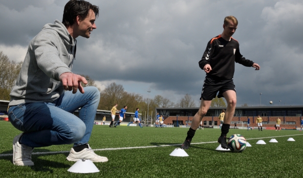 <p>Jesse Hoekstra revalideert onder begeleiding van fysiotherapeut Paul van de Kamp van een zware knieblessure.</p>