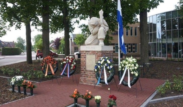 <p>Het Verzetsmonument aan de Molenweg na de kranslegging.</p>