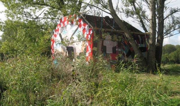 Op het eerste Liniepadfestival kreeg deze bunker een warm, gebreid jasje aangemeten