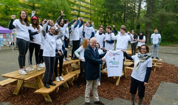 <p>Enigszins onwennig zijn leerlingen van het OVMZ begonnen aan hun maatschappelijke stage in Vollenhove.</p>