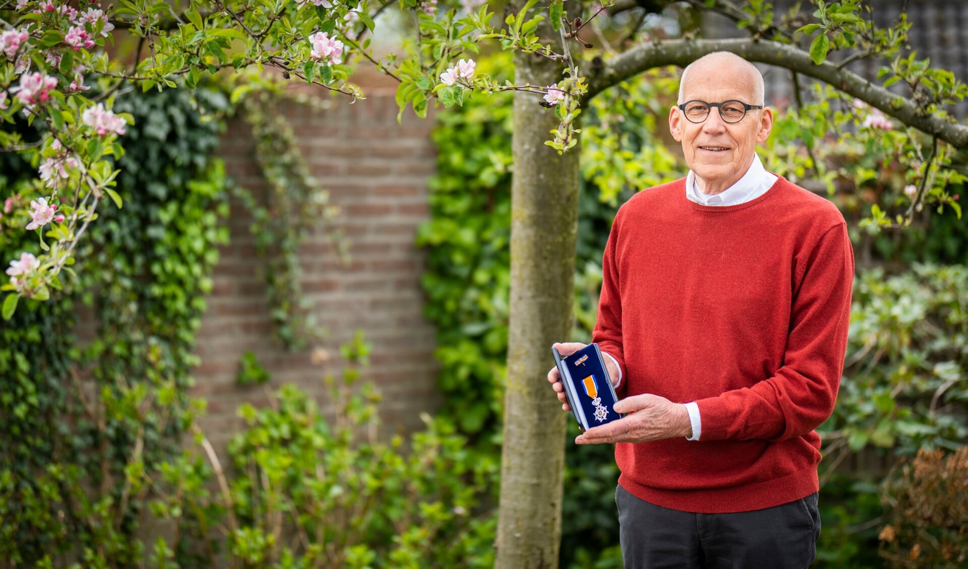 BCB-voorzitter Ton van den Boogaart met zijn lintje. ,,Ik vind het prachtig om mensen kansen te geven en plezier te geven.''