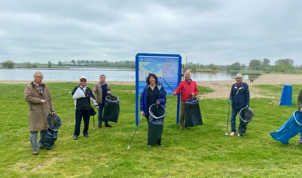 Leden van de RCAZO ruimen afval op bij de Ouderkerkerplas