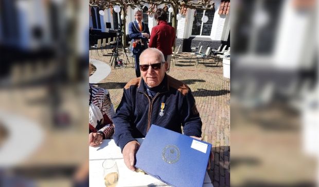 Paul Out in de Marienhof net nadat hij het lintje heeft ontvangen