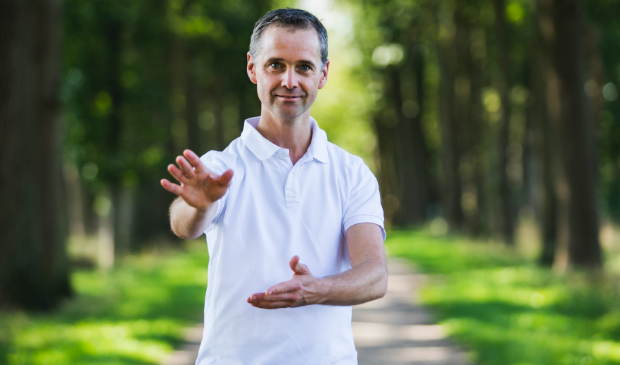Arnout Ruitenberg doet een Tai Chi oefening