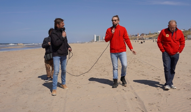 <p>Coronawandeling met twee lifeguards van de Zandvoortse reddingsbrigade.</p>