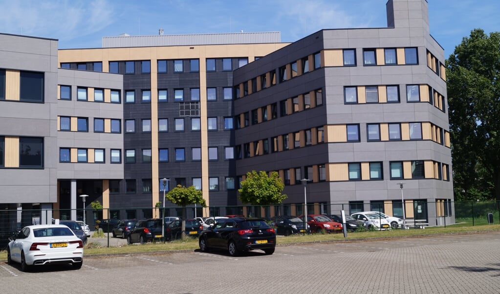 Op bedrijventerrein Legmeer in Amstelveen is een leegstaand kantoorgebouw omgebouwd tot een wooncomplex met betaalbare huurwoningen.