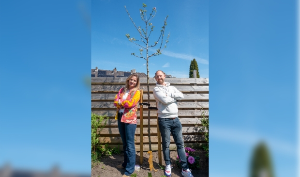 Carlijn en Mark uit Amersfoort deden vorig jaar mee met de actie. Het resultaat: een mooie appelboom voor in hun tuin.