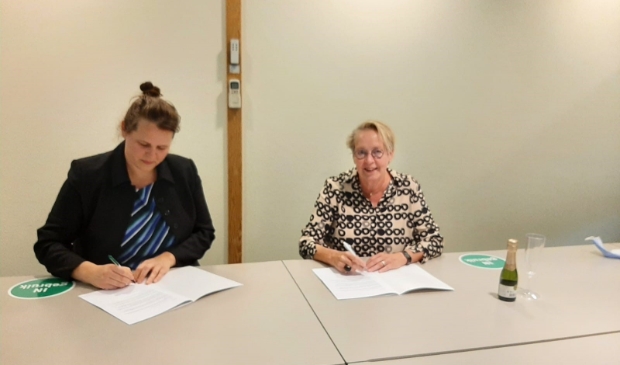 <p>Marian Teer, directeur van Woonstede en Esther Boertien, voorzitter van de bewonerscommissie Wethoudersbuurt.</p>