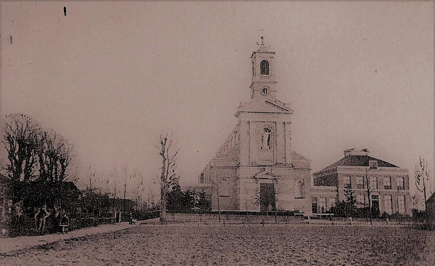 De Petrus en Pauluskerk, lang voordat de kerk achter de toren in 1968 werd afgebroken.