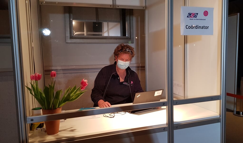 Elly van Geest werkt als locatiecoördinator op de vaccinatielocatie in het Dolfinarium in Harderwijk.