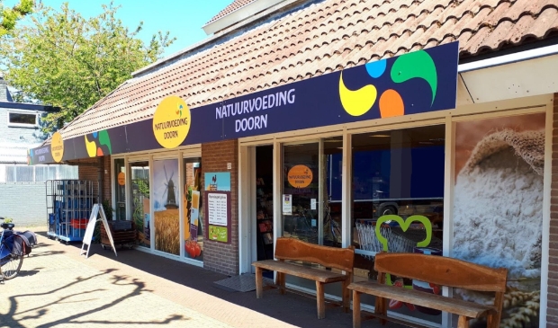 <p>De uitnodigende entree van Natuurvoeding Doorn.</p>