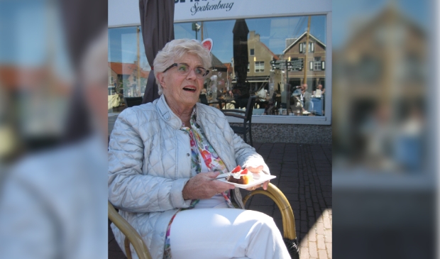<p>Sonja Dijkslag werd vrijdag door burgemeester Bolsius beloond met de Lenaert Nicasiusspeld.</p>