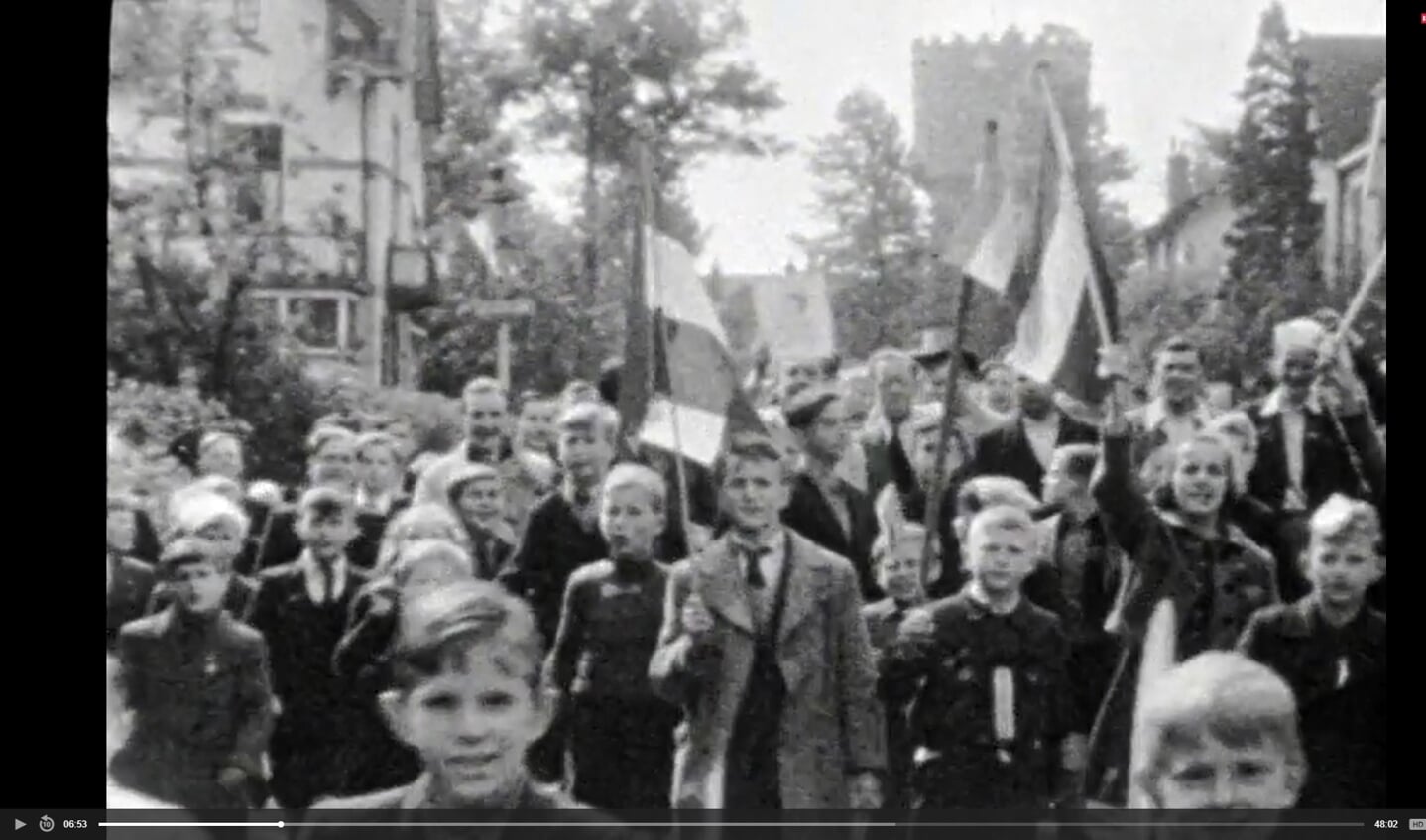 Bevrijdingsfeest met de watertoren op de achtergrond in mei 1945. 