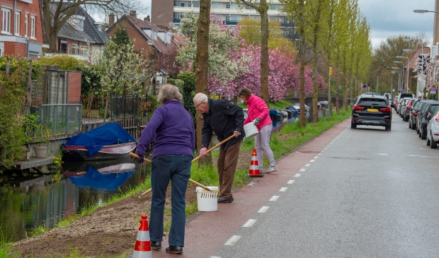 <p>Buurtbewoners zaaien Blekersvaartweg in.</p>