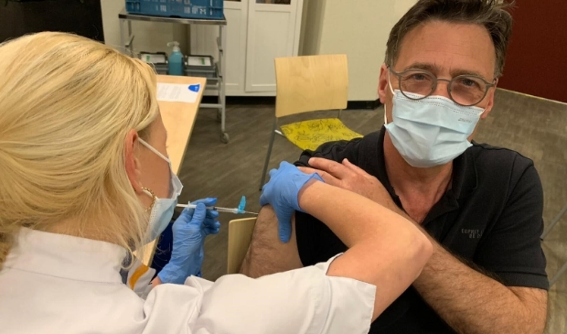 Zorgmanager Frits van der Velde stroopt zijn mouw op voor de vaccinatie tegen het coronavirus. 