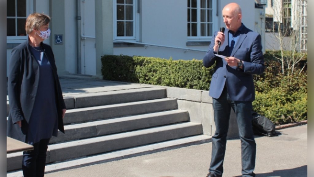 Maurits de Bruin bood wethouder Anne Brommersma op 23 april het burgerinitiatief aan.