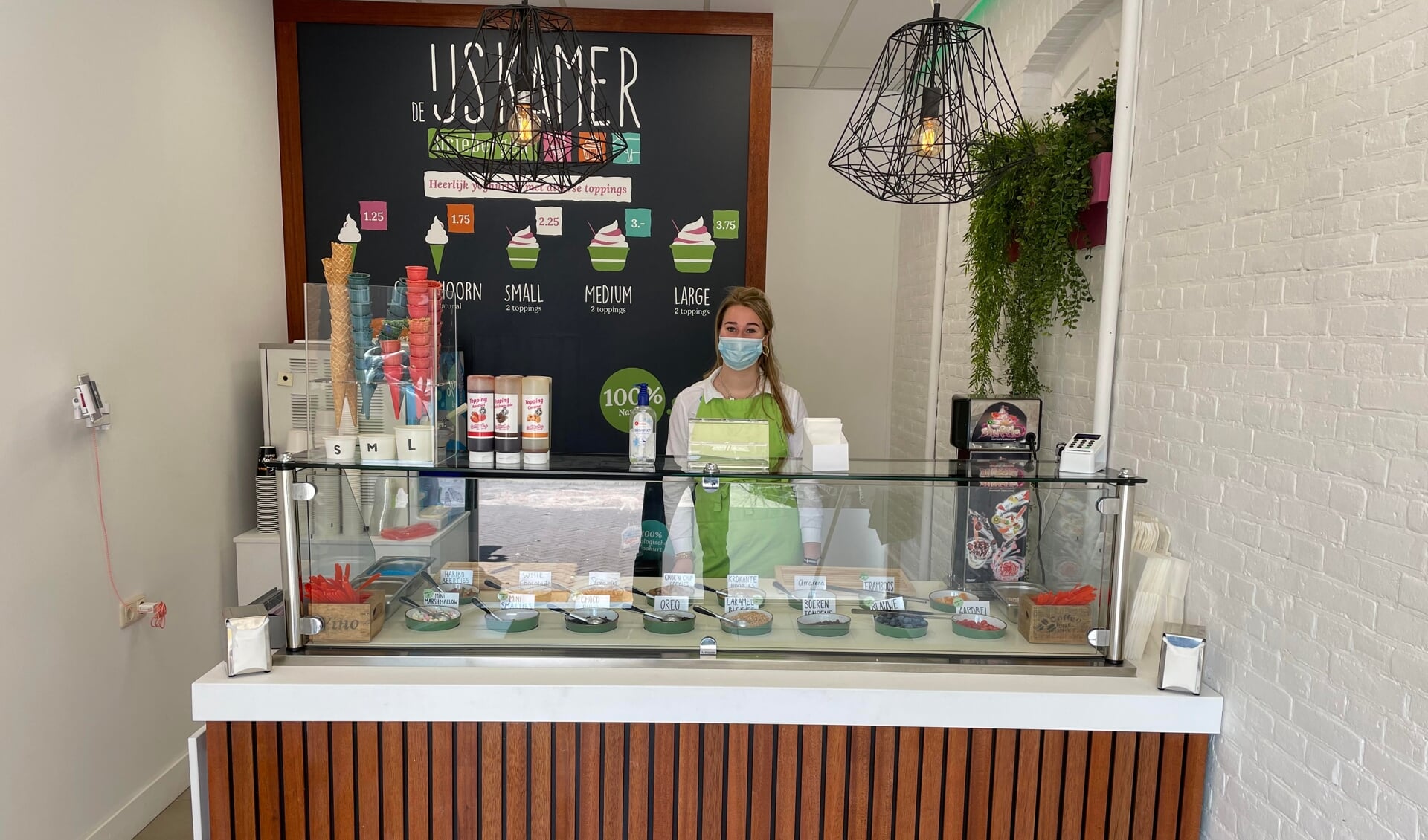 De IJskamer is het adres op De Traaij voor ijs op yoghurtbasis met heerlijke toppings.