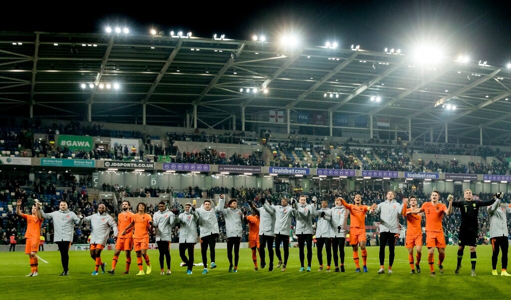 Het Nederlands elftal viert de plaatsing voor het EK na afloop van de EK-kwalificatiewedstrijd Noord-Ierland - Nederland.