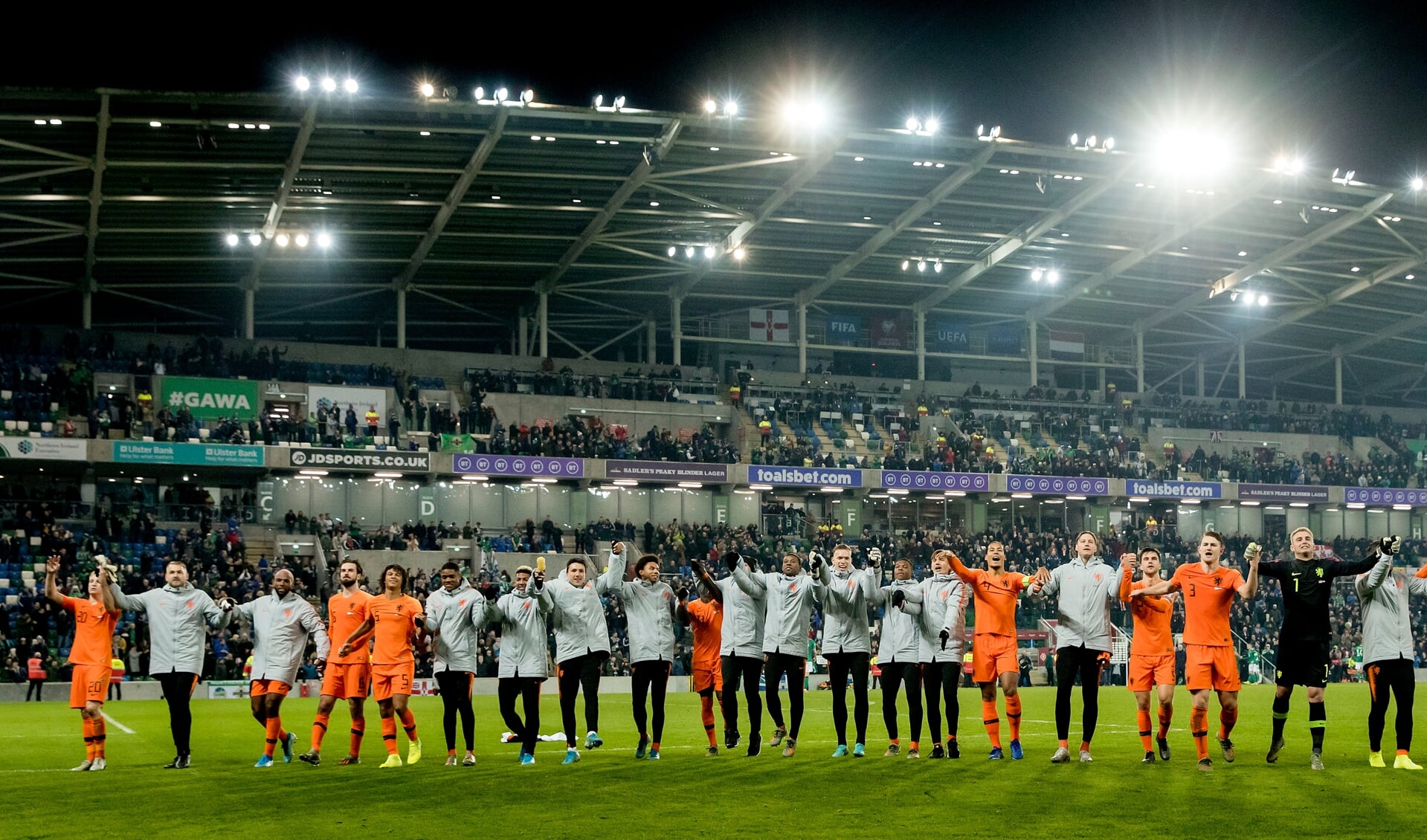 Het Nederlands elftal viert de plaatsing voor het EK na afloop van de EK-kwalificatiewedstrijd Noord-Ierland - Nederland.