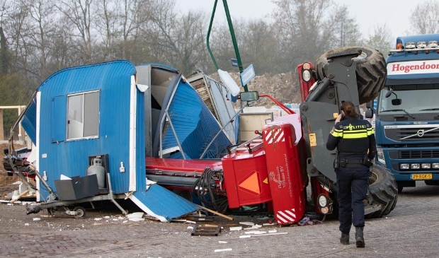 Vanochtend vroeg is een verreiker op de Hermeseweg gekanteld.