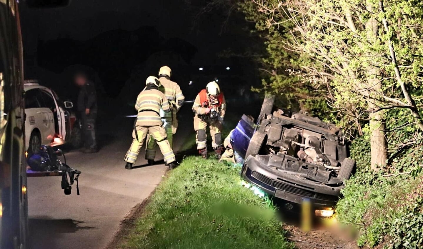 De auto van het slachtoffer werd met een shovel in de sloot geduwd.